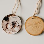 🎄 Bola de árbol de metacrilato – Foto a una cara + trasera MDF BON NADAL / FELIZ NAVIDAD (7 cm)