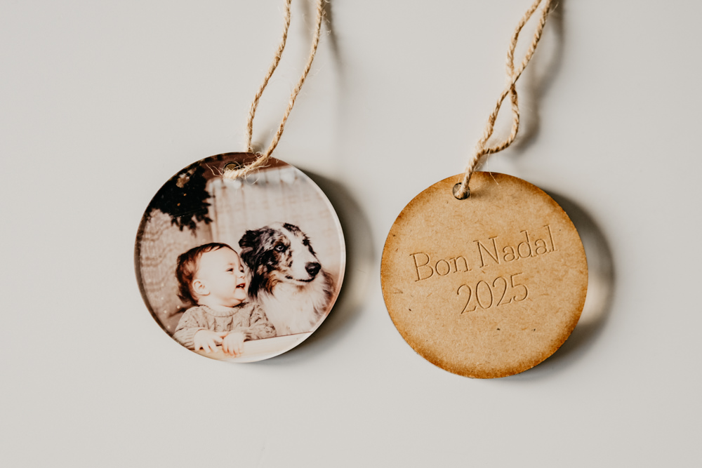 Bola de árbol de metacrilato – Foto a una cara + trasera MDF BON NADAL / FELIZ NAVIDAD (7 cm) - Imagen 2