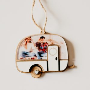 ???? Bola de Navidad en forma de caravana – Tamaño pequeño (8 × 6 cm)