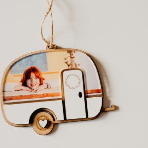 ???? Bola de Navidad en forma de caravana – Tamaño grande (11,5 × 9 cm)