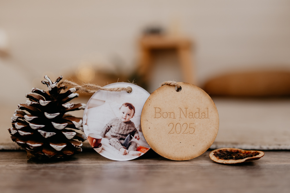Bola de árbol de metacrilato – Foto a una cara + trasera MDF BON NADAL / FELIZ NAVIDAD (7 cm) - Imagen 3