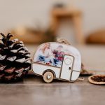 🚐 Bola de Navidad en forma de caravana – Tamaño pequeño (8 × 6 cm)