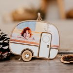 🚐 Bola de Navidad en forma de caravana – Tamaño grande (11,5 × 9 cm)